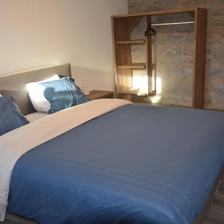 Au Pied De La Redoute *